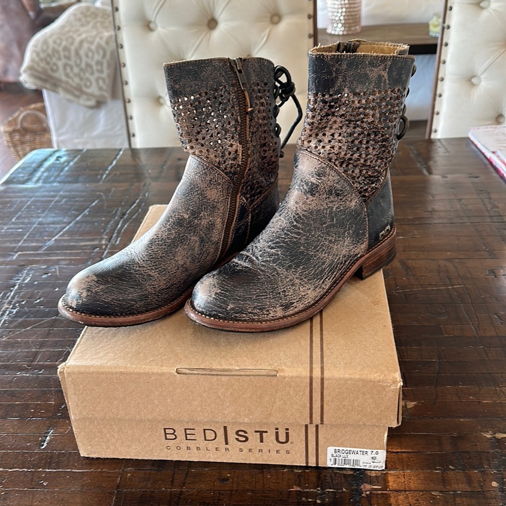 Great Bed Stu cobbler series boots. Excellent condition. Size 7